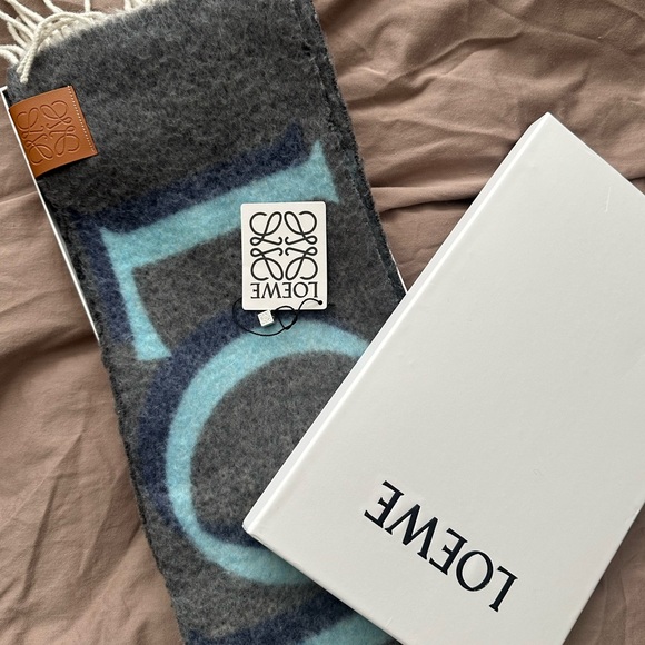 Loewe winter scarf. - Picture 2 of 4